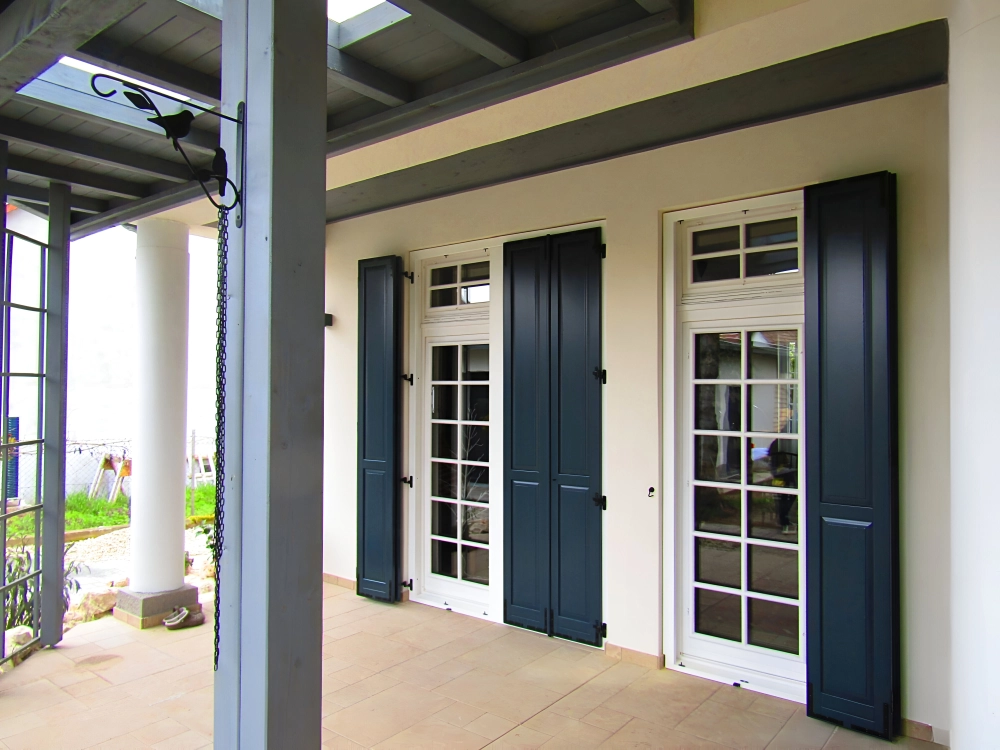 Sötétkék betétes spaletták teraszajtókra Sötétkék betétes spaletták teraszajtókra