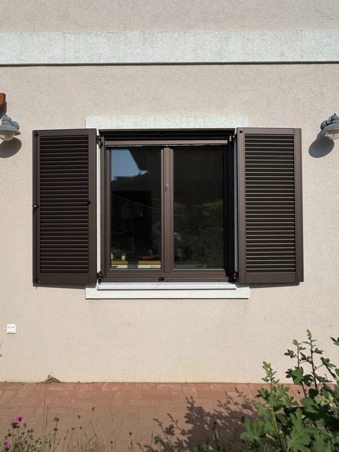 Csokolédébarna alumínium zsalugáter mozgatható lamellákkal A5